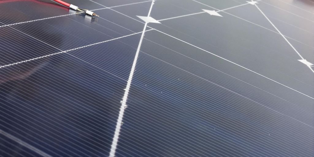 Painel solar com cabos conectados.